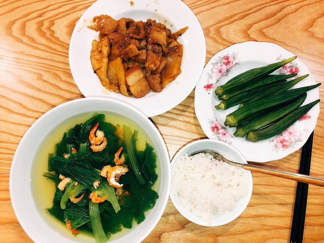 Những món ăn Gia Hân nấu khá đơn giản, bày biện cũng không cầu kì nhưng trông cực kỳ ngon lành.