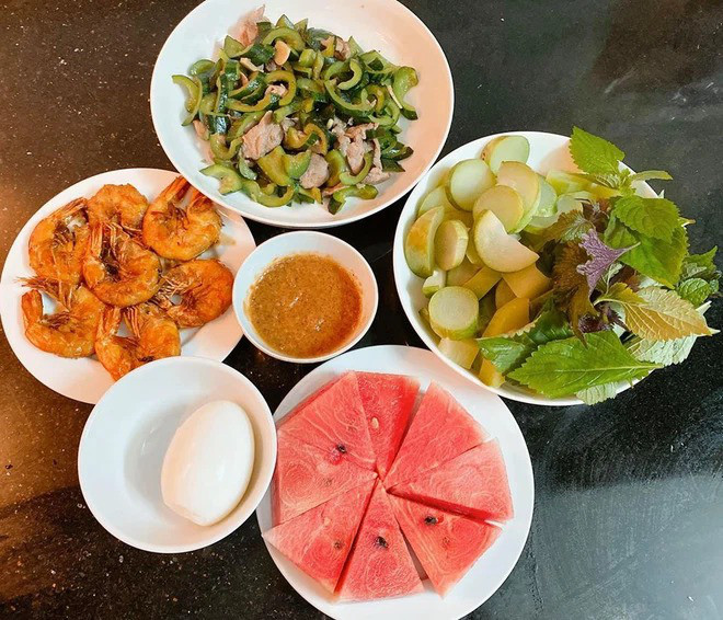 Nhìn vào mâm cơm mà nàng WAGs của cầu thủ đội tuyển Việt Nam - Phan Văn Đức nấu chắc hẳn ai cũng phải cảm thấy sự ấm cúng.