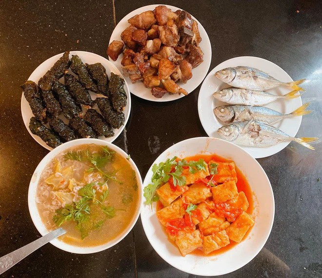 Những món ăn Nhật Linh chuẩn bị đơn giản thôi nhưng nhìn qua cũng đủ cảm nhận được tình cảm đong đầy của người vợ trẻ.