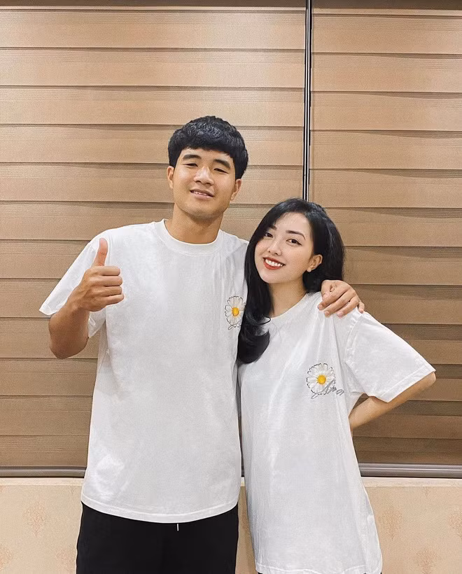 Để mà nói về khoản đảm đang, không thể không nhắc đến cô bạn gái xinh như hot girl của Hà Đức Chinh - Mai Hà Trang.