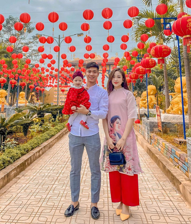 Nhật Linh - bà xã Phan Văn Đức cầu thủ đội tuyển Việt Nam là một trong những gương mặt đảm đang nhất nhì làng WAG. Cô nàng không chỉ xinh đẹp mà còn vô cùng đảm đang trong chuyện bếp núc.