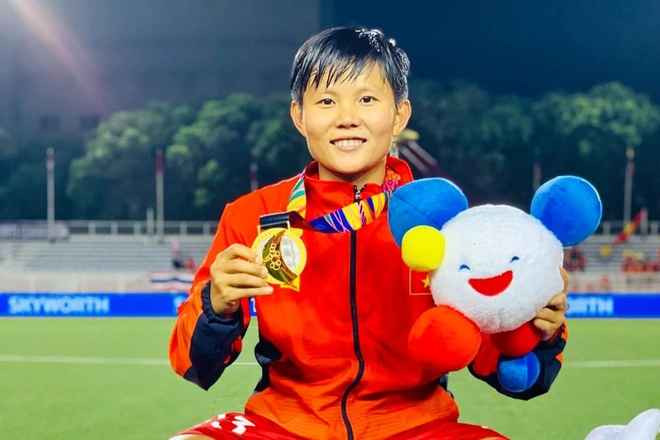 Mạnh mẽ vượt qua tất cả những khó khăn đó, Bích Thùy cũng những người đồng đội đã làm mãn nhãn khán giả với những pha bóng đẹp mắt, những trận cầu nảy lửa, căng thẳng. Vì vóc dáng chỉ cao 1m53, nhỏ con so với các cầu thủ khác, nên cô phải nỗ lực gấp hai gấp ba lần để tập luyện, tận dụng triệt để lối đi bóng tốc độ để hoàn thành tốt ở vị trí tiền vệ.