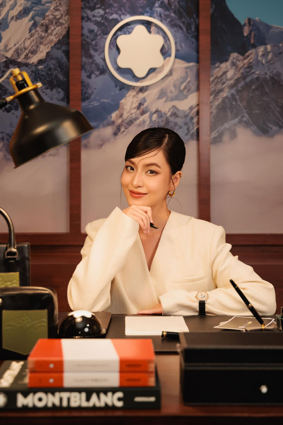 Nhưng càng về sau, Thảo Tâm "biến hóa" về khuôn khổ thời trang của bản thân và được netizen ủng hộ.