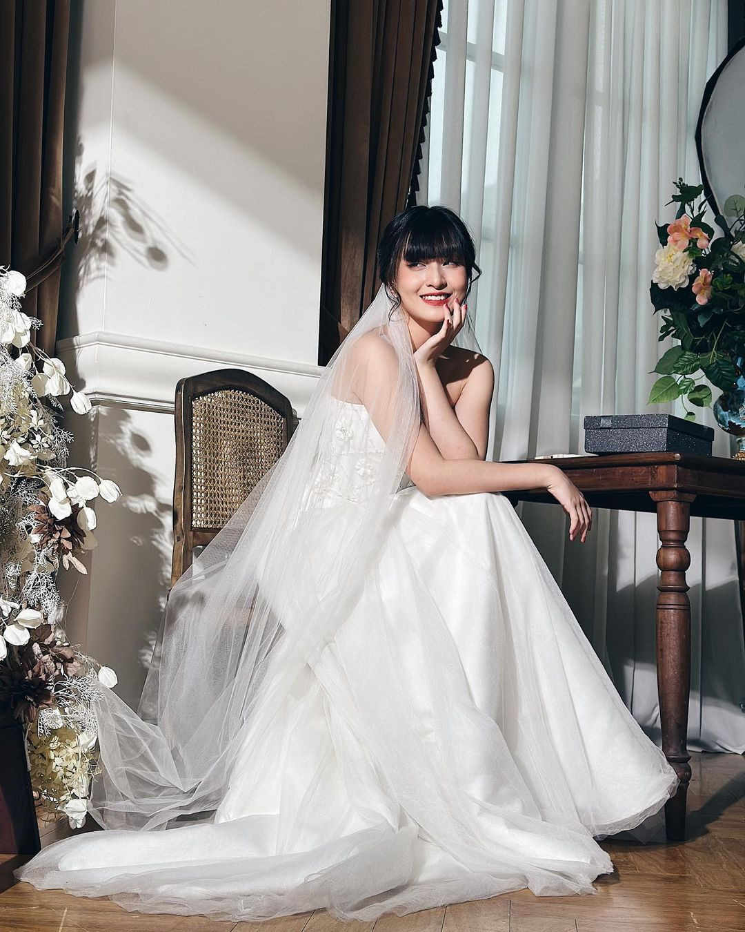 Ngay khi những bức ảnh diện áo cưới của hot girl IELTS 8.5 lên sóng, nhiều netizen đặt liền câu hỏi "nhà trai" là ai?