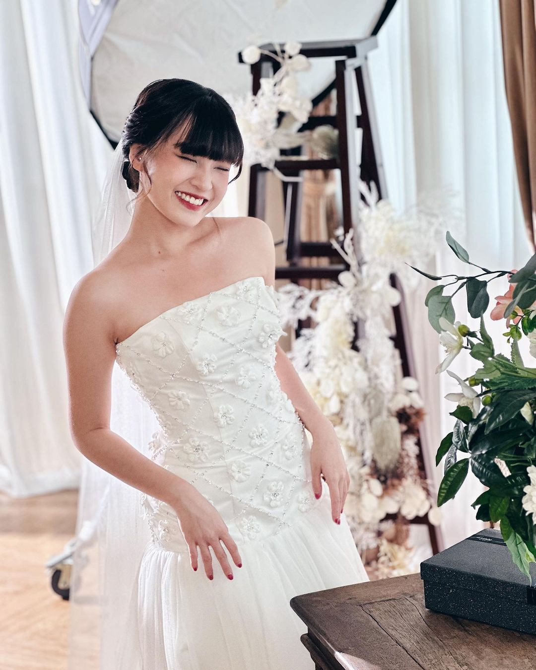 Tạm gác lại chuyện "nhà trai" là ai, nhiều netizen bày tỏ sự phấn khích với nhan sắc của Thảo Tâm trong chiếc váy cưới.