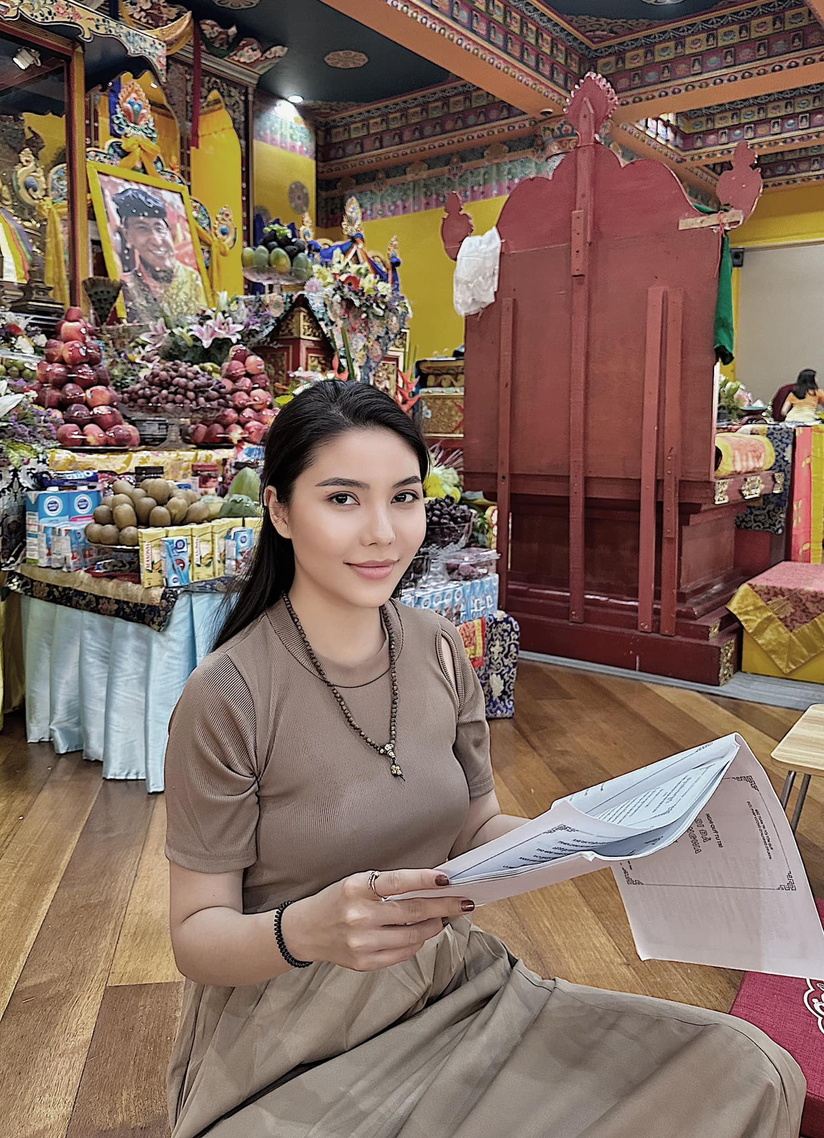 Thy Huỳnh kể, từ nhỏ cô đã lấy tiền ăn sáng của mình cho những người ăn xin, lang thang cơ nhỡ ngoài đường, rồi thường gom quần áo cũ để gửi tặng những người có hoàn cảnh khó khăn.