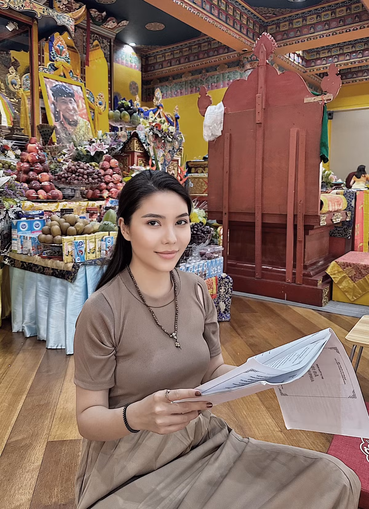 Thy Huỳnh kể, từ nhỏ cô đã lấy tiền ăn sáng của mình cho những người ăn xin, lang thang cơ nhỡ ngoài đường, rồi thường gom quần áo cũ để gửi tặng những người có hoàn cảnh khó khăn.