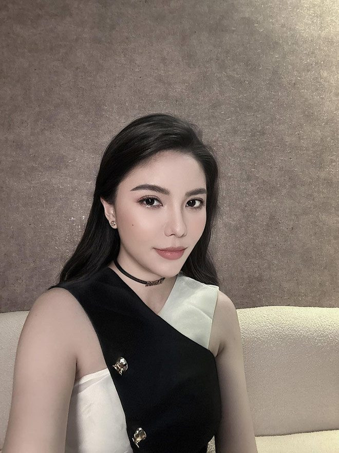 Thy Huỳnh (sinh năm 1992, tên thật là Huỳnh Kim Chi) từng nổi tiếng với danh xưng “rich kid”. Tuy vậy, thay vì chia sẻ hình ảnh tận hưởng cuộc sống giàu có, xa hoa với hàng hiệu đắt đỏ và những chuyến du lịch tiền tỷ… cô nàng lại thích làm thiện nguyện cùng hành trình không ngừng nỗ lực hoàn thiện bản thân.