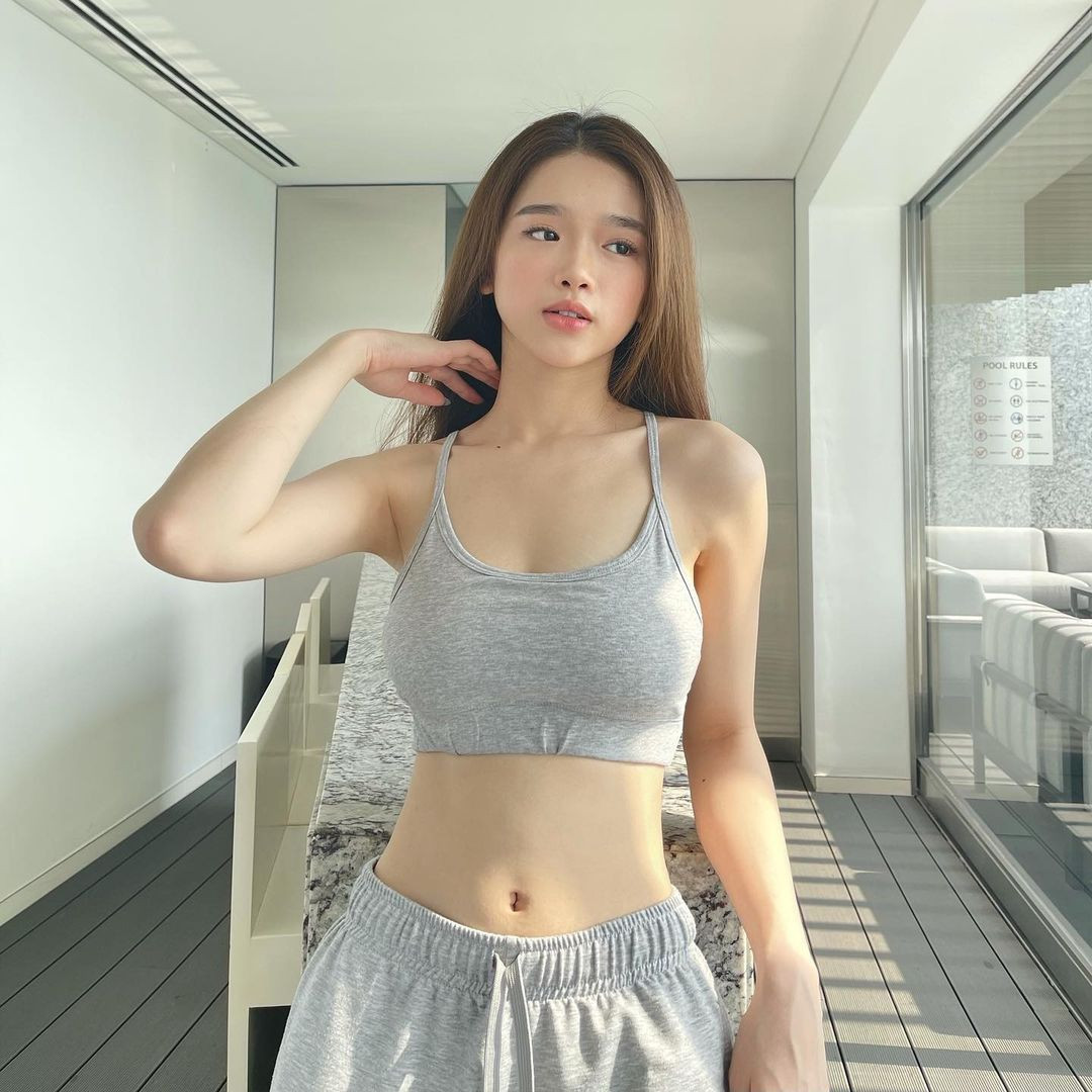 Linh Ka sở hữu một body mũm mĩm nhưng nhờ chăm chỉ tập luyện đã dần có được hình thể đẹp như hiện tại.