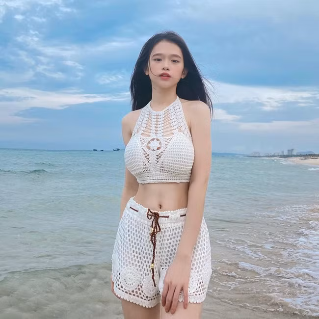 Thậm chí cách đây không lâu, hot girl GEN Z này còn xuất sắc khi trở thành đại diện của Việt Nam cùng Châu Bùi và Thảo Nhi Lê xuất hiện tại New York Fashion Week- Tuần lễ thời trang New York.