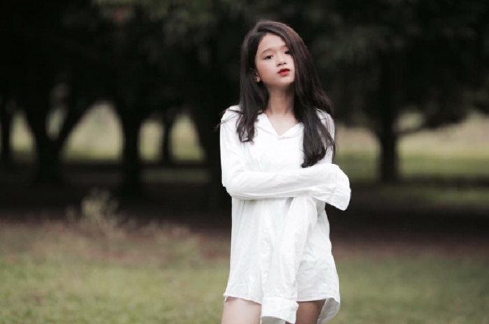 Dù chỉ cao khoảng 1m56 nhưng Linh Ka lại sở hữu cơ thể tỉ lệ vàng với lưng ngắn, chân dài cùng cách phối đồ tài tình giúp người đẹp họ Chu cao hơn so với thực tế.