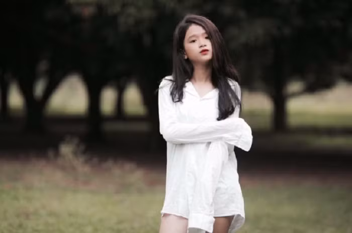 Dù chỉ cao khoảng 1m56 nhưng Linh Ka lại sở hữu cơ thể tỉ lệ vàng với lưng ngắn, chân dài cùng cách phối đồ tài tình giúp người đẹp họ Chu cao hơn so với thực tế.