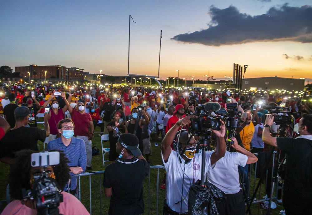 Bất chấp thời tiết nóng nực của Texas, người tới viếng đợi nhiều giờ để tới lượt mình, trên áo họ là hình của Floyd hoặc cụm từ “tôi không thở được” - một câu mà Floyd kêu lên liên tục khi bị cảnh sát đè xuống. Ảnh: Reuters.