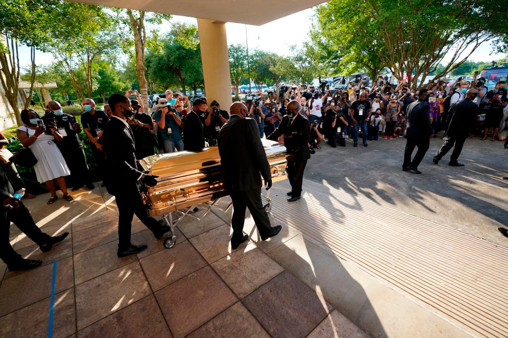 Lễ tang của anh được tổ chức riêng tư. Một buổi thăm viếng dành cho công chúng được tổ chức ngày 8/6 ở Houston, bang Texas, nơi anh lớn lên. Khoảng 6.000 người đã tới viếng, theo AP. Ảnh: Reuters.