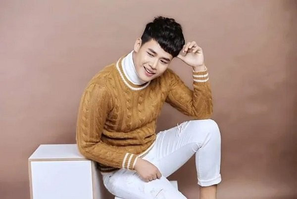 Rời xa showbiz, "hot boy trà sữa" đang có cuộc sống êm ấm bên vợ ở quê nhà.