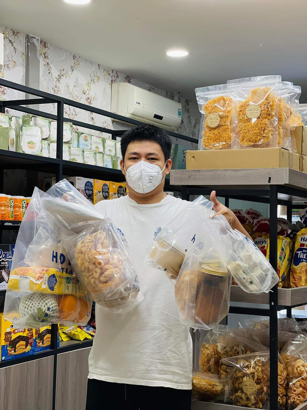 Ánh hào quang bất ngờ ập đến chỉ sau một đêm dường như đã thay đổi hoàn toàn cuộc sống của Tấn Lợi. Người khen, kẻ chê khiến "hot boy trà sữa" đã rơi vào khủng hoảng tâm lý, bị stress nặng khoảng 2 năm trời.