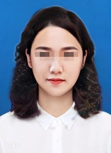 Mái tóc xoăn trông cô nàng trở nên vô cùng già dặn.