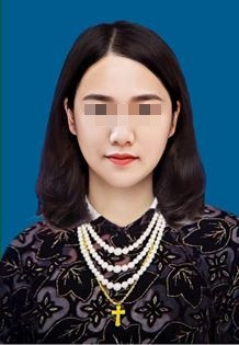 Thay vì chiếc áo trắng, cô gái lại được khoác lên mình bộ áo dài gấm của các cụ bà chừng 70 - 80 tuổi.