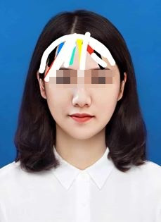 Cụ thể, trong bài viết của mình, kèm theo bức ảnh thẻ, cô gái đăng dòng trạng thái: "Mọi người giúp em thay kiểu tóc với".