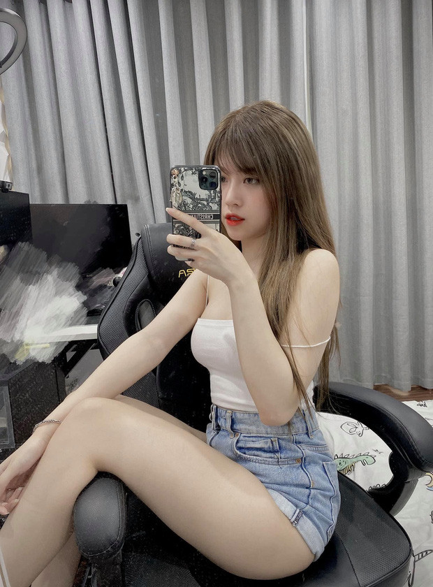 Đáp lại sự cuồng nhiệt này của người hâm mộ, Thủy Tiên chỉ biết cầu xin: "Các anh tha em, từ trẻ đến già, từ giàu đến nghèo, từ đẹp trai đến xấu,... tha em hết đi, em sợ đàn ông gần chết".