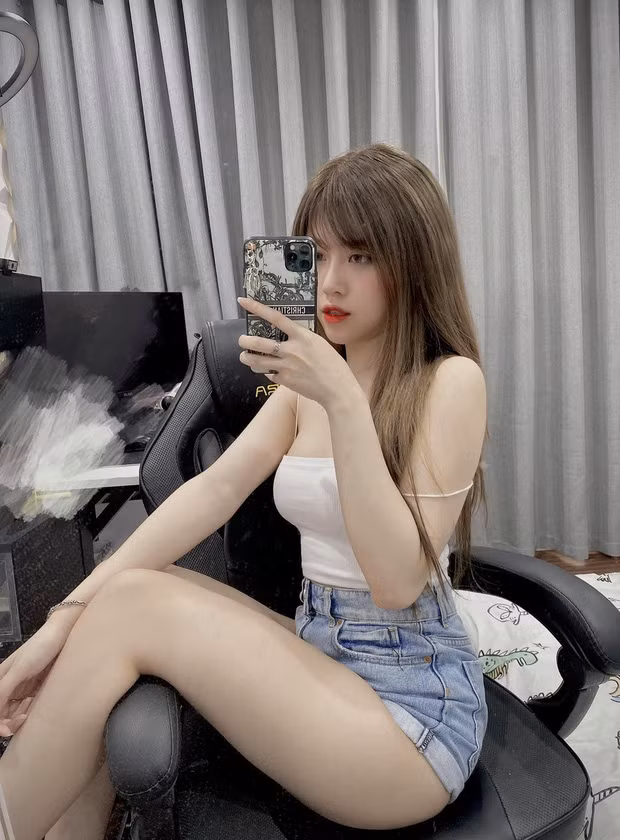 Đáp lại sự cuồng nhiệt này của người hâm mộ, Thủy Tiên chỉ biết cầu xin: "Các anh tha em, từ trẻ đến già, từ giàu đến nghèo, từ đẹp trai đến xấu,... tha em hết đi, em sợ đàn ông gần chết".