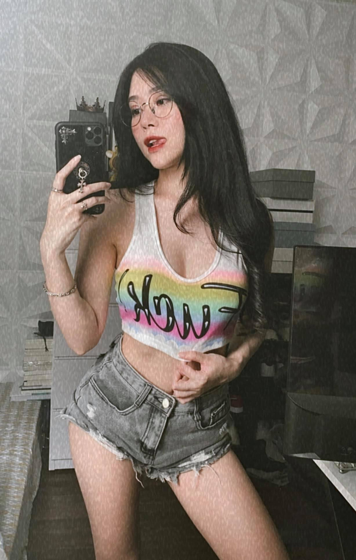 Cũng vì chơi game từ rất sớm nên đây cũng là lý do Thủy Tiên bị bố mẹ phản ứng dữ dội, cấm cản đi theo con đường này, nhất là khi phát hiện con gái mải chơi đến nỗi quên cả học.