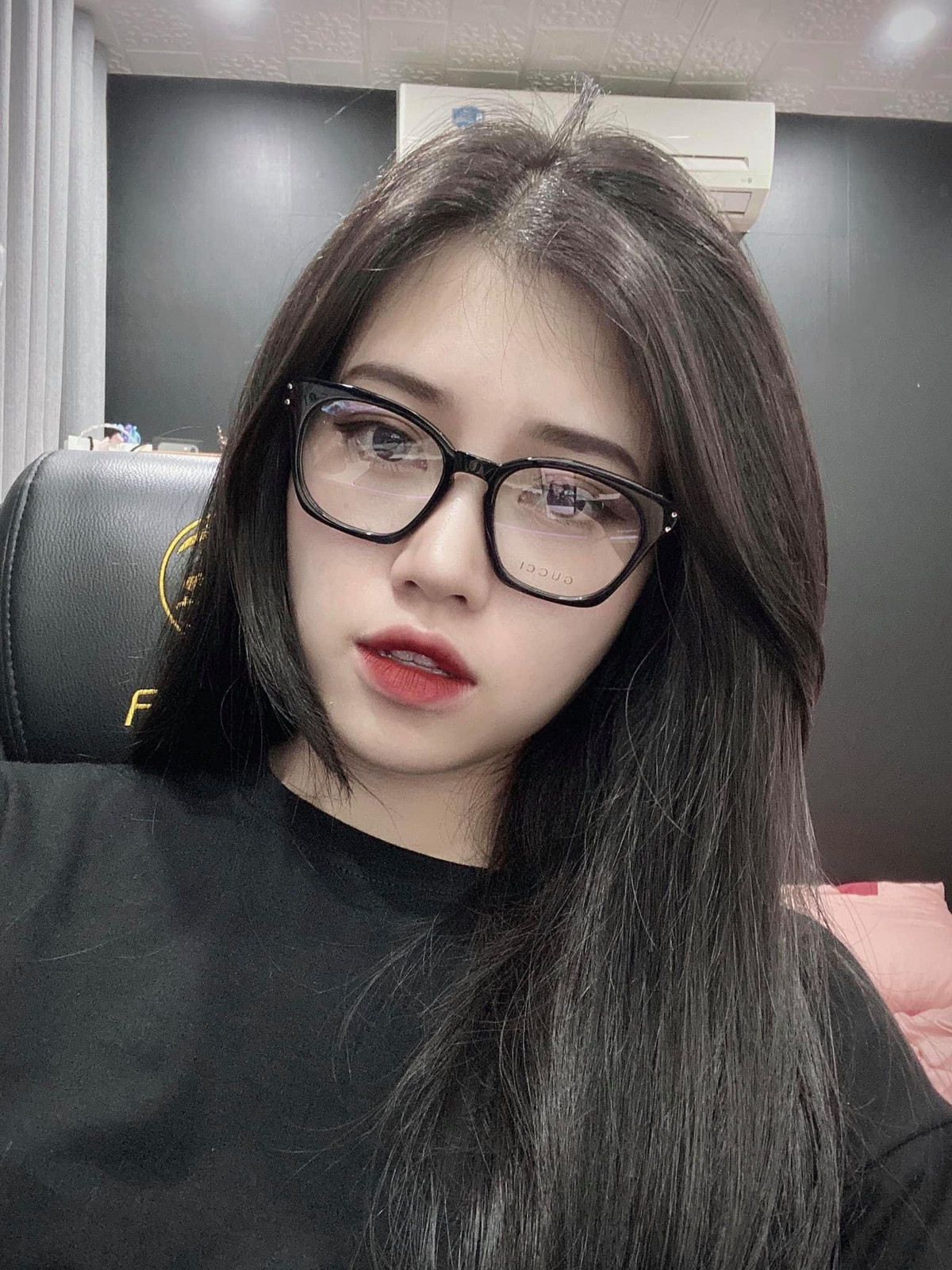 "Mình bị gia đình và bố mẹ mắng rất nhiều. Những lúc như vậy mình lại càng muốn tìm một chỗ riêng tư để yên tĩnh. Một phần, cũng vì gia đình có chuyện nên mình không muốn ở nhà nên tìm đến game... Tuy nhiên, từ khi bắt đầu có đồng ra đồng vào, gia đình cảm thấy mình đã coi đây là một nghề, thấy mình được nhiều người quan tâm theo hướng tích cực nên dần dần từ ác cảm chuyển sang tò mò". Thủy Tiên chia sẻ.