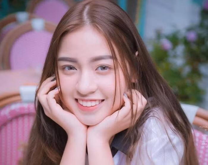 Sau khi câu trả lời của Thanh Tâm lên sóng, nhiều người đặt ra câu hỏi rằng nếu đôi chân 1m13 thì chân hot girl "bắp cần bơ" lại dài hơn chân siêu mẫu Thanh Hằng (1m12).