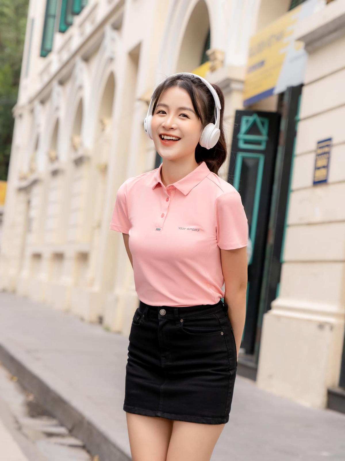 Với kết quả xuất sắc là 3 năm học sinh giỏi và 7,4 điểm bài thi môn năng khiếu, Huyền Trang được nhận vào Học viện Báo chí và Tuyên truyền theo phương thức xét tuyển học bạ. Trước đó, Huyền Trang từng là học sinh chuyên Sử của trường THPT Nguyễn Trãi (Hải Dương).