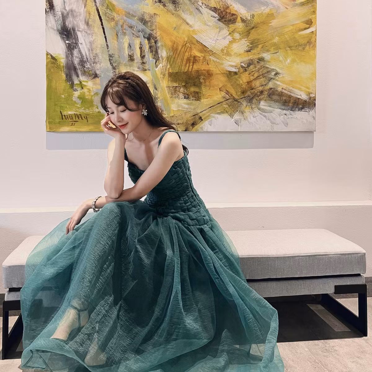 Khi quyết định theo học báo chí, Huyền Trang không nhận được sự ủng hộ từ gia đình. Với tâm lý sợ con gái học báo sẽ vất vả, bố mẹ Trang ngăn cản và định hướng cô đăng ký dự thi vào các ngành học nhẹ nhàng hơn. Tuy nhiên, với tình yêu và sự quyết tâm dành cho báo chí, Huyền Trang dần thuyết phục được bố mẹ cho mình theo đuổi đam mê.