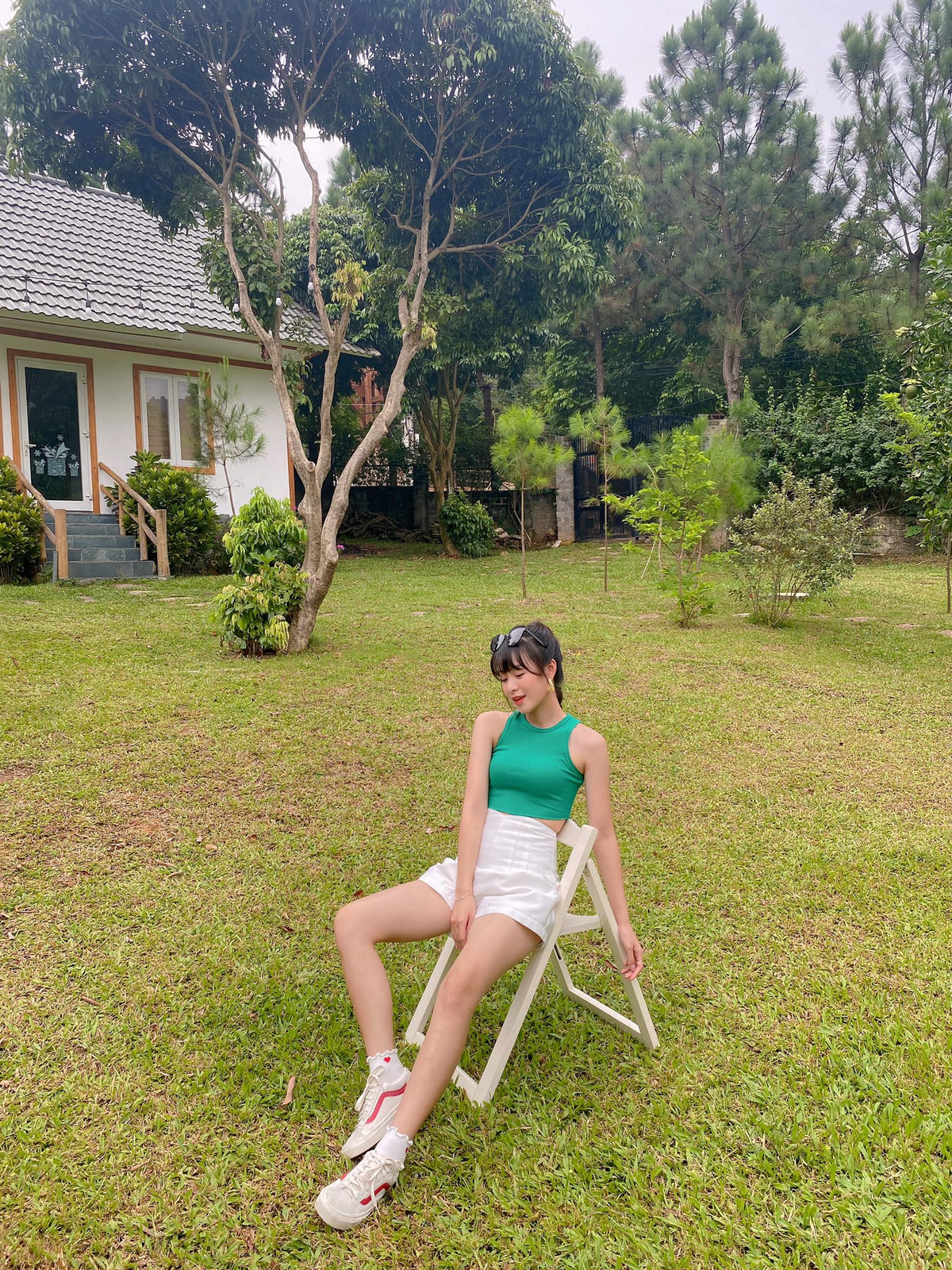 Ban đầu, Trang nhận được lời mời đi chụp mẫu, chụp lookbook cho các nhãn hàng và nhiếp ảnh gia. Dần dần, cô nàng lấn sân sang diễn xuất và tham gia nhiều bộ phim sitcom thu hút giới trẻ như: Cua Mề, Bầu trời năm ấy, Thanh xuân người cầm bút…