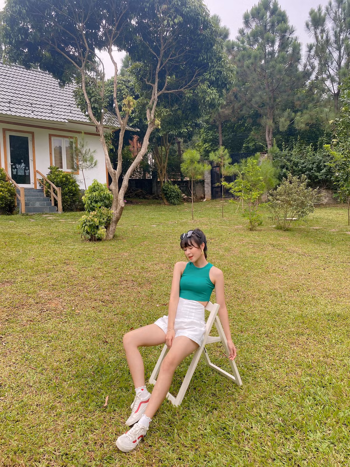 Ban đầu, Trang nhận được lời mời đi chụp mẫu, chụp lookbook cho các nhãn hàng và nhiếp ảnh gia. Dần dần, cô nàng lấn sân sang diễn xuất và tham gia nhiều bộ phim sitcom thu hút giới trẻ như: Cua Mề, Bầu trời năm ấy, Thanh xuân người cầm bút…