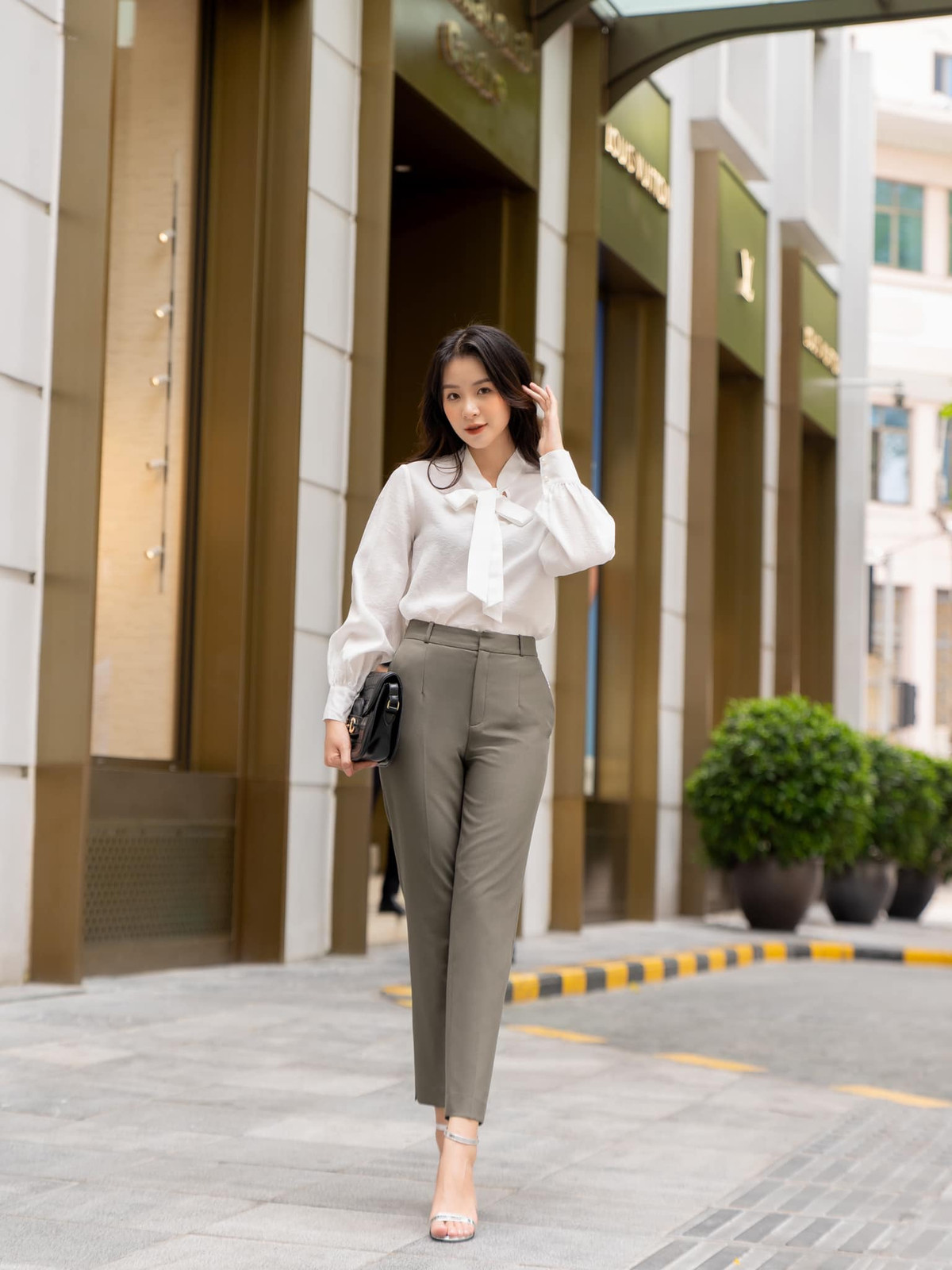 Sở hữu gương mặt sáng và đôi mắt to, Huyền Trang đã nhanh chóng lọt vào ống kính máy ảnh trong ngày nhập học và được ưu ái với danh hiệu “hot girl báo chí”.