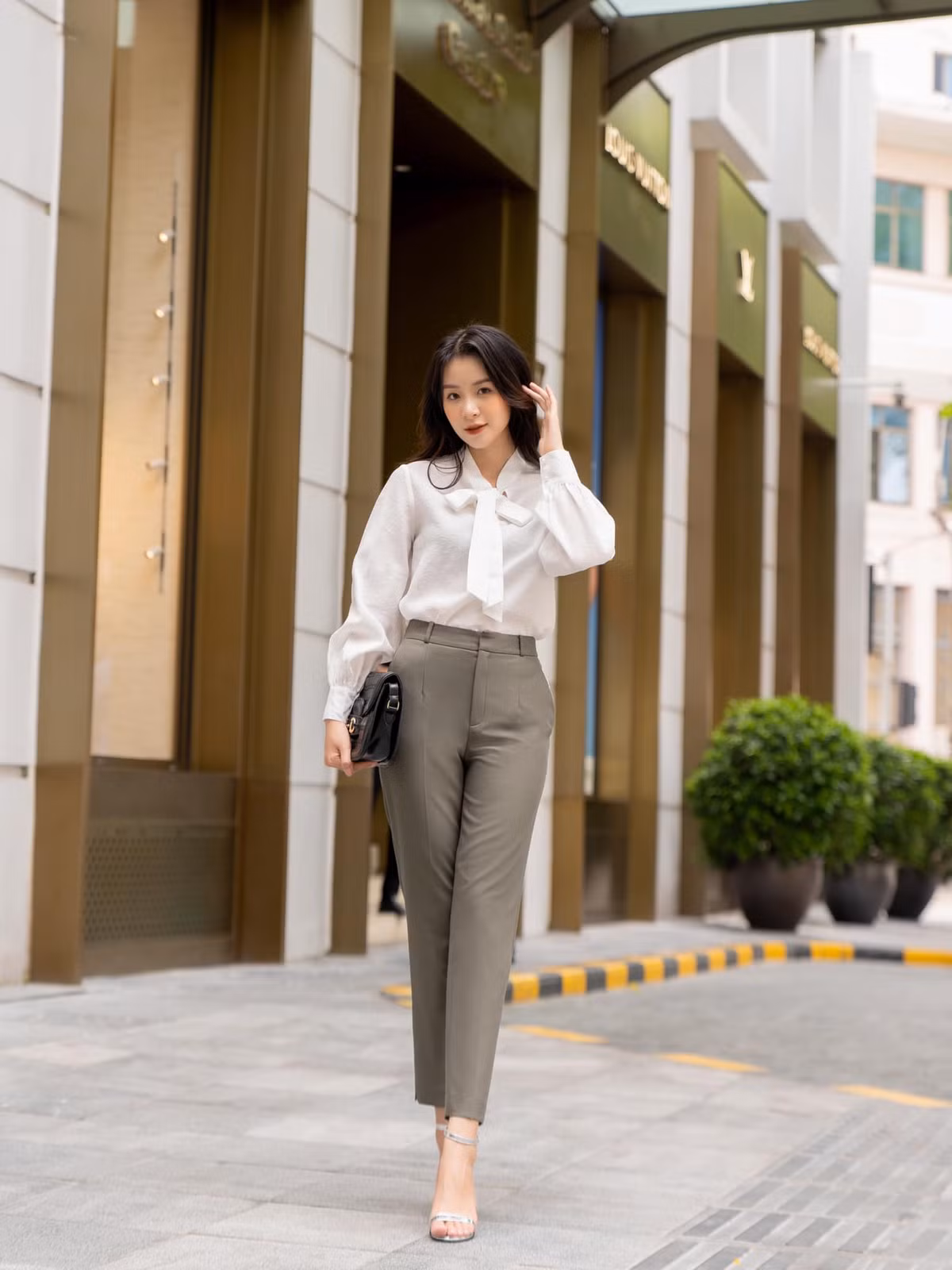 Sở hữu gương mặt sáng và đôi mắt to, Huyền Trang đã nhanh chóng lọt vào ống kính máy ảnh trong ngày nhập học và được ưu ái với danh hiệu “hot girl báo chí”.