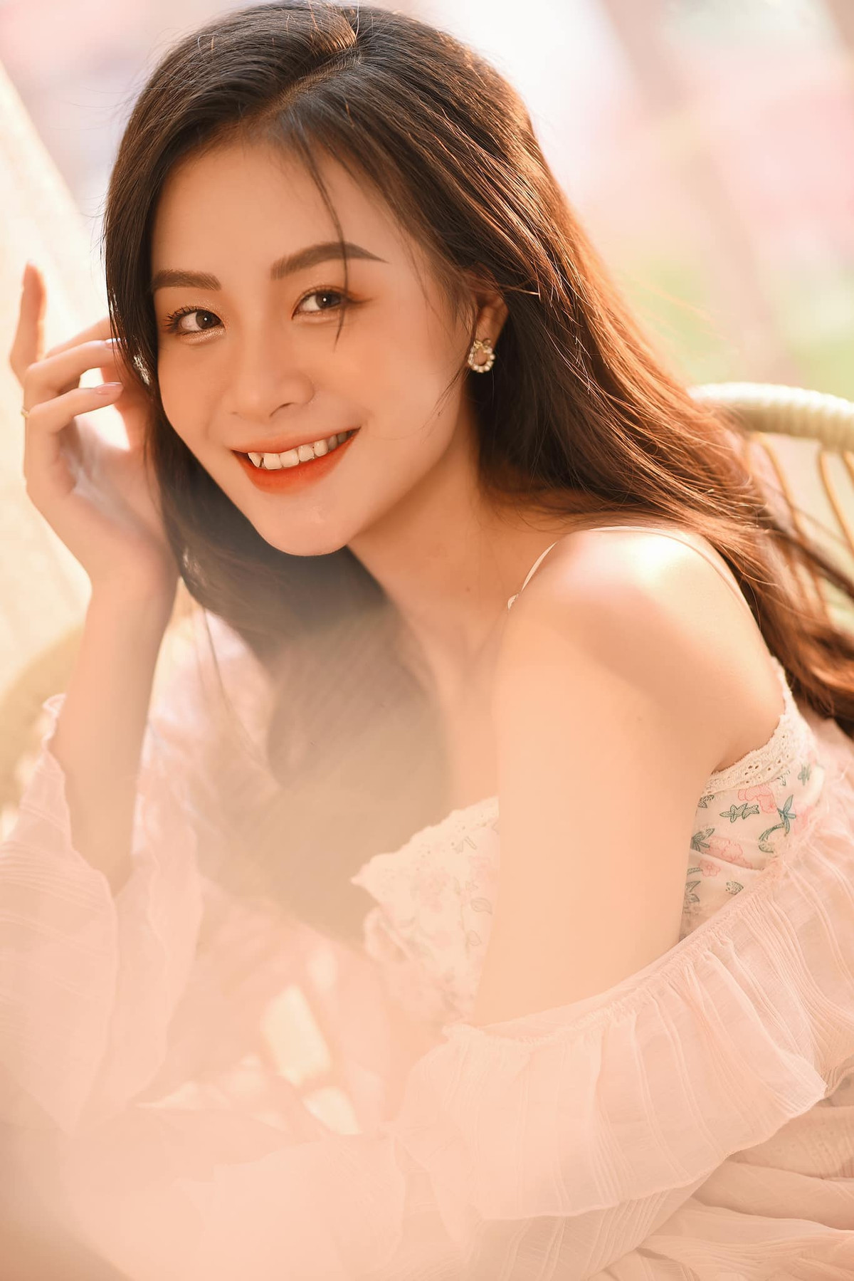 “Báo chí không phải là cơ duyên mà thật sự là đam mê của mình. Mình đã đầu tư rất nhiều công sức để tham gia ôn luyện và thi tuyển vào trường. Trở thành sinh viên khoa Phát thanh – Truyền hình giúp mình đặt được viên gạch đầu tiên cho mục tiêu trở thành một phát thanh viên, biên tập viên giỏi trong tương lai”, Huyền Trang chia sẻ.