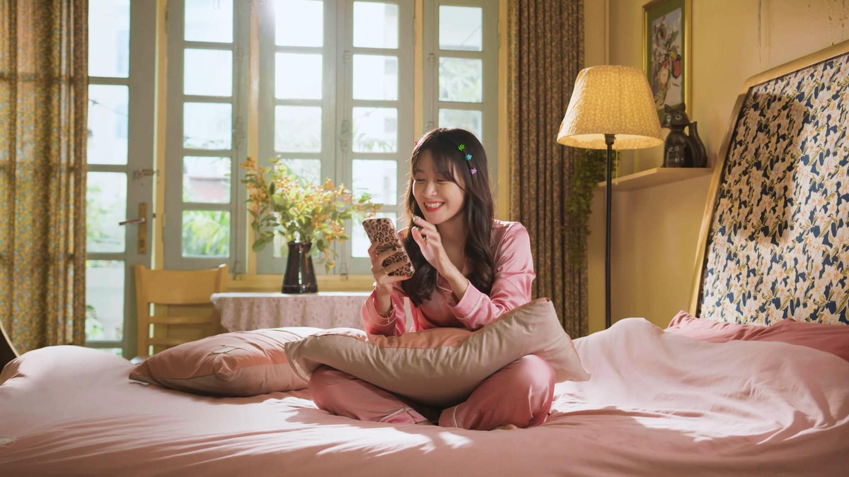 Cô gái sinh năm 2000 luôn xác định nhiệm vụ trọng tâm của mình chính là học tập. Bởi vậy, Huyền Trang luôn dành thời gian để nghiên cứu và hoàn thành các bài tập trên lớp, trau dồi kỹ năng nghiệp vụ báo chí. Điều này giúp cô bạn duy trì được thành tích học tập khá tốt tại giảng đường.