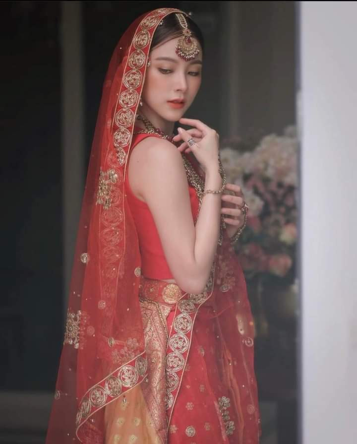 Điều đáng nói, bộ trang phục được hot girl sinh năm 1992 diện trong lần "biến hình" này lấy cảm hứng từ trang phục cưới truyền thống của người Ấn Độ.