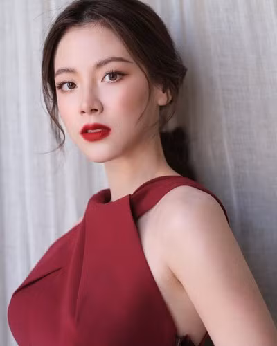 "Ngọc nữ" Thái Lan luôn gây sốt mỗi khi xuất hiện điển hình là bộ ảnh hóa thân thành cô gái Ấn Độ - phong cách lạ mắt nhất từ trước đến nay của cô nàng.