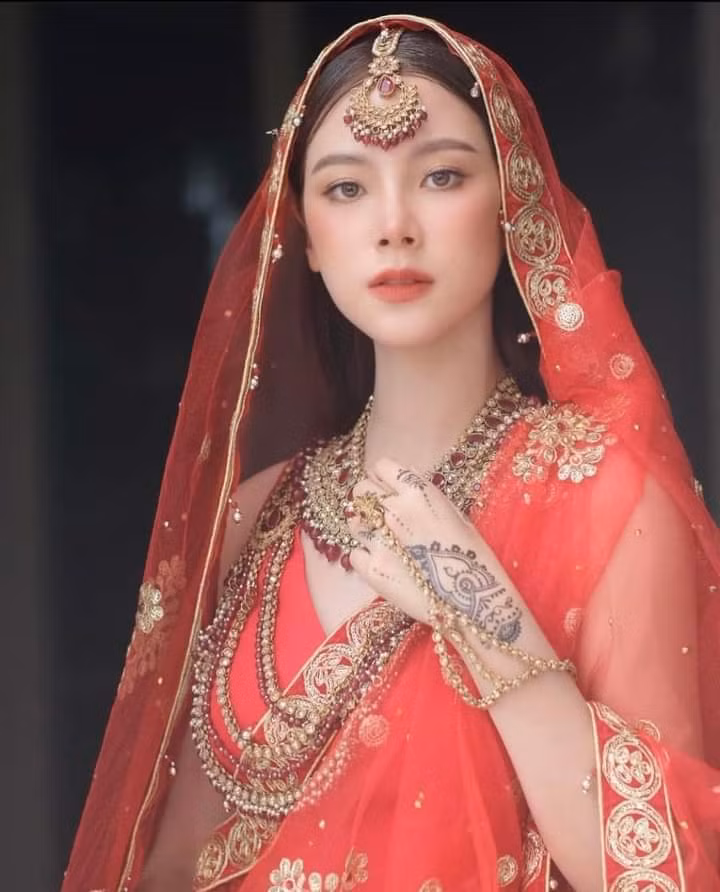 Hoa than thanh gai An Do, Baifern Pimchanok xinh khong cho che