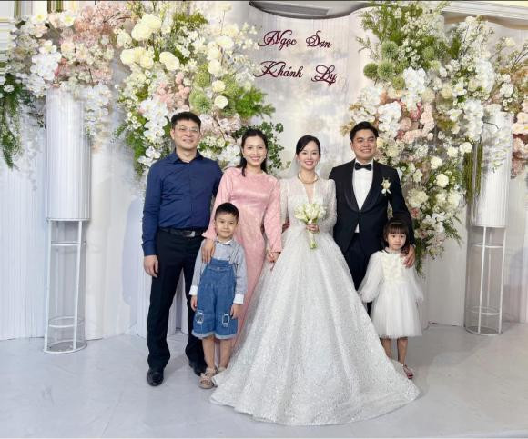 Dù cuộc sống vốn dĩ luôn khó khăn với chị em chúng mình thì mình vẫn luôn giữ vững tinh thần lạc quan nhé. Yêu thương tất cả nhà mình rất nhiều". Ly Kute cho biết thêm.