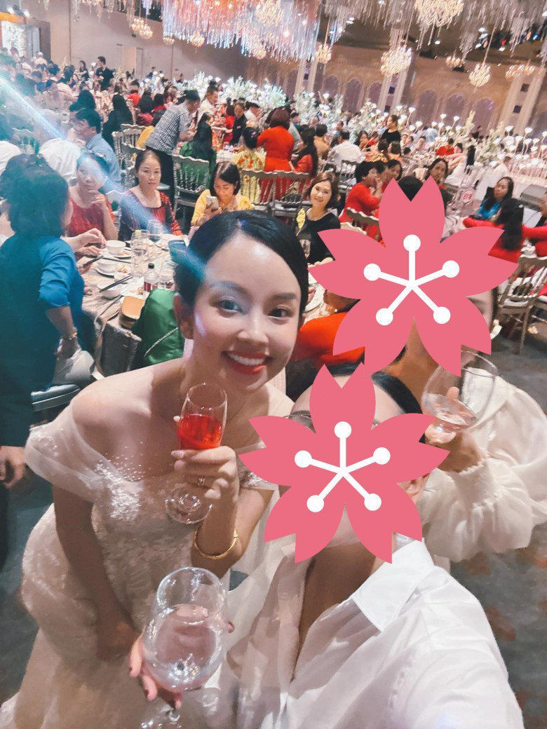 Có thể thấy trong dịp trọng đại đời mình, Ly Kute chọn những mẫu váy cưới theo phong cách tối giản, mang nét tinh xảo, nhẹ nhàng. chú ý nhấn vào kỹ thuật cắt may cùng chất liệu tốt, đắt giá.