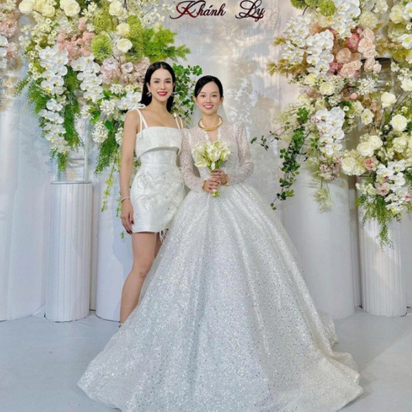 Trước đám cưới, suốt 7 năm qua, Ly Kute là mẹ đơn thân, một mình chăm sóc con nhỏ nên việc công khai đám cưới lần này thật sự đã khiến nhiều người bất ngờ.