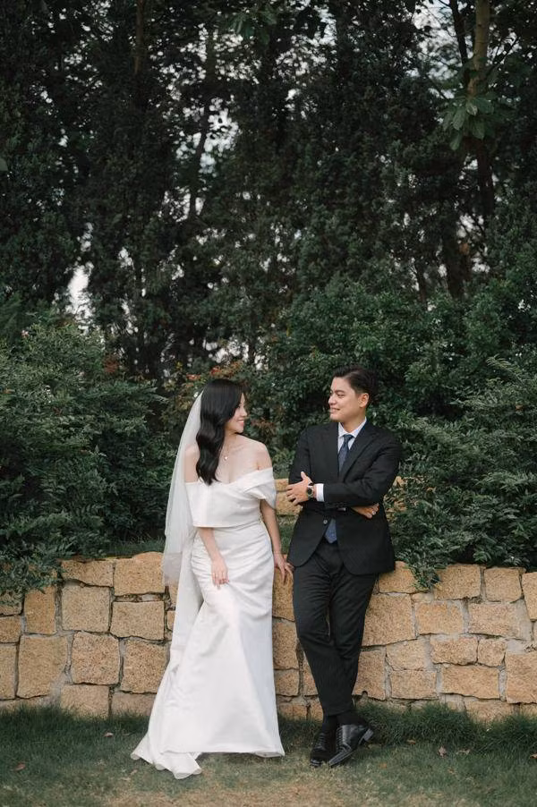 Không biết rõ giá trị của từng thiết kế nhưng có thể đoán được số tiền mà hot girl chi ra là không hề nhỏ.