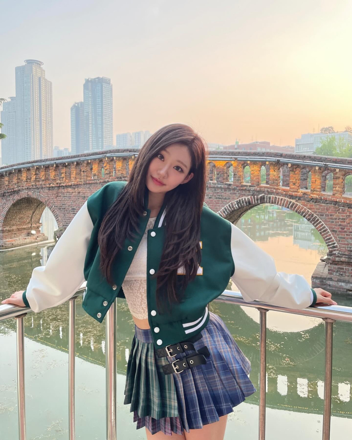 Sinh ra và lớn lên ở Hawaii, Julie mang vibe gái Mỹ phóng khoáng, cuốn hút khiến visual của cô càng trở nên khác bật.