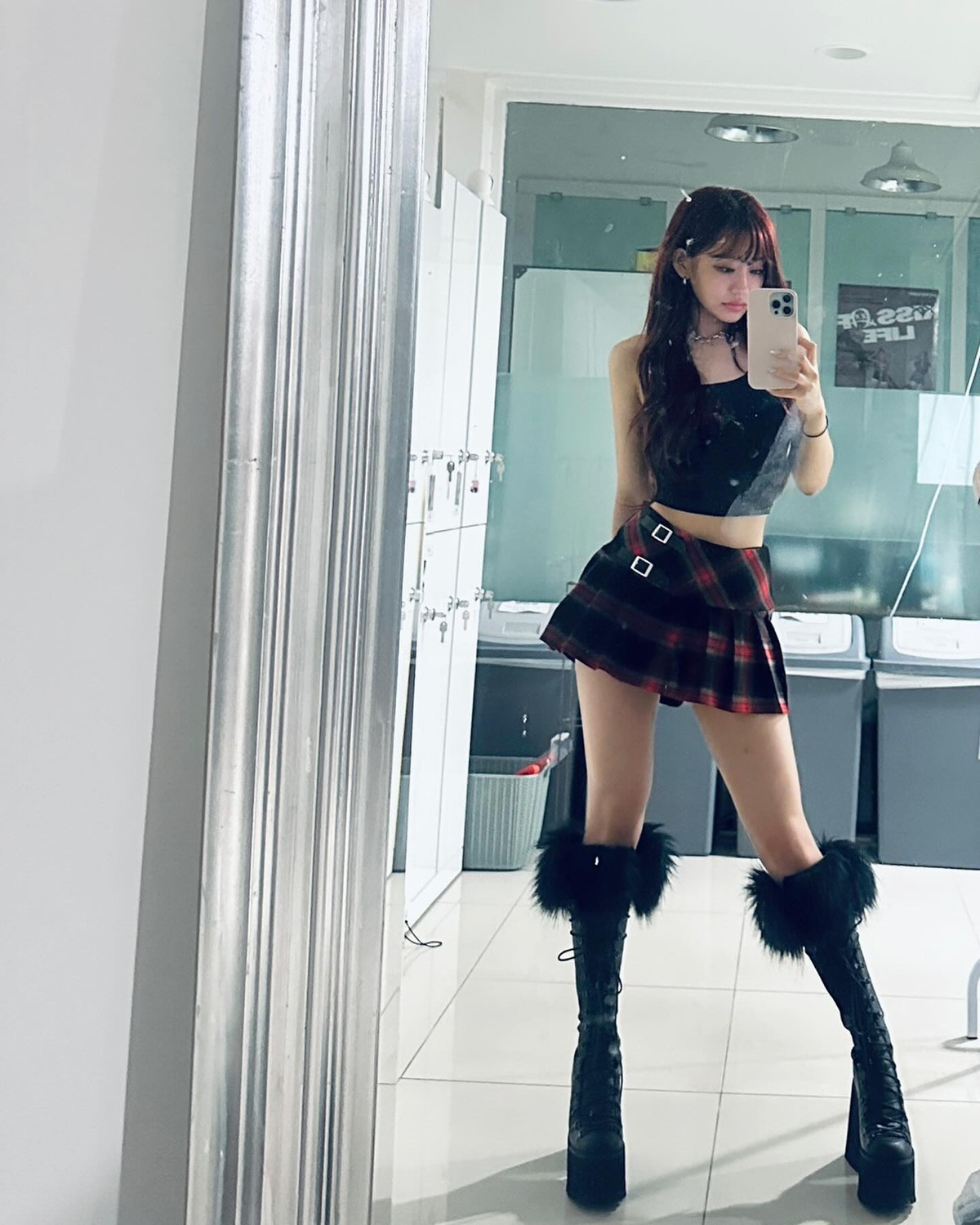 Mỹ nhân Kpop mới nổi này cũng ưa chuộng những tông trang điểm nhẹ nhàng, với điểm nhấn mắt khói để tôn lên visual sắc sảo.