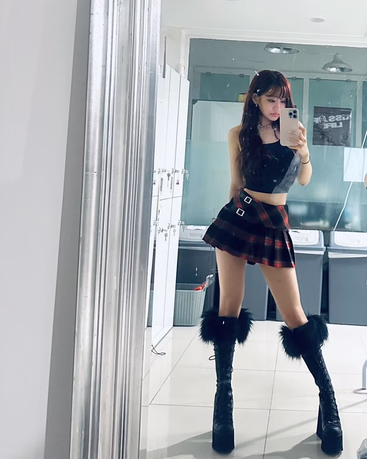 Mỹ nhân Kpop mới nổi này cũng ưa chuộng những tông trang điểm nhẹ nhàng, với điểm nhấn mắt khói để tôn lên visual sắc sảo.