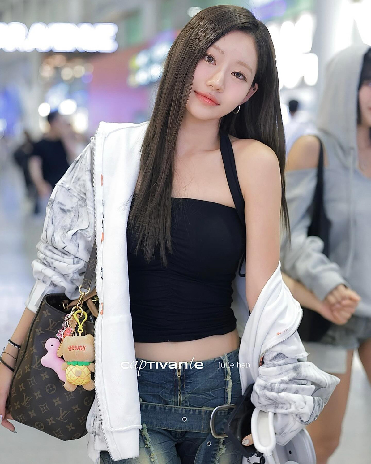 Tủ đồ của Julie cũng phủ sóng bởi những item tông màu trung tính, dễ dàng mix&amp;match và tôn lên được vóc dáng của cô nàng.