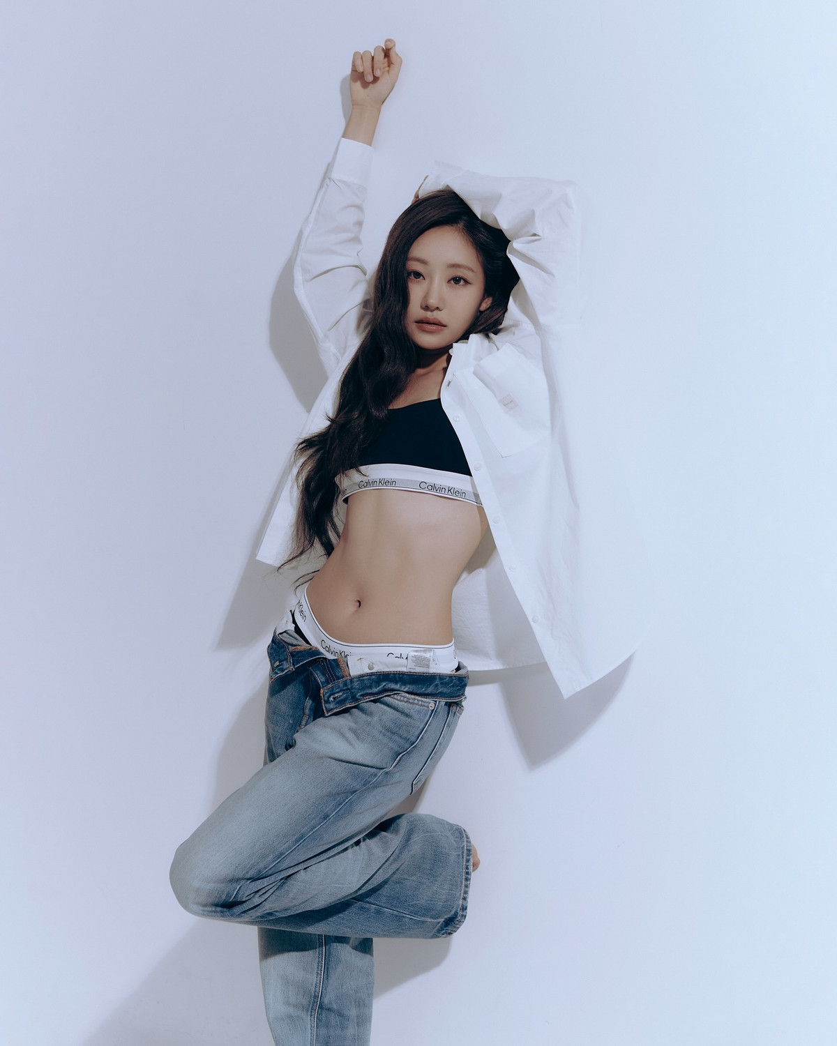 Không sở hữu visual quá long lanh như các nữ thần Kpop nhưng thần thái cuốn hút, quyến rũ giúp tên tuổi Julie được nhiều người biết đến.