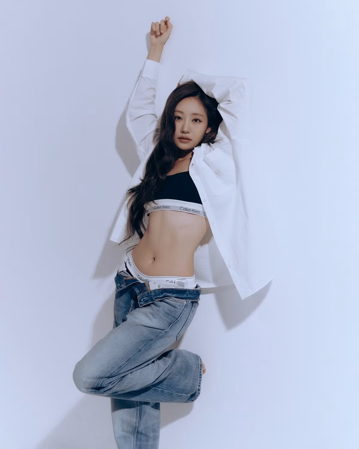 Không sở hữu visual quá long lanh như các nữ thần Kpop nhưng thần thái cuốn hút, quyến rũ giúp tên tuổi Julie được nhiều người biết đến.