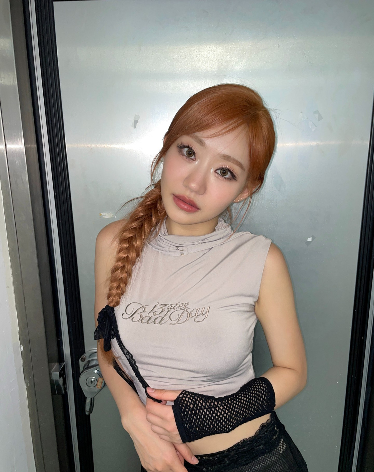 Đặc biệt, người đẹp sinh năm 2000 còn thường xuyên chiếm trọn spotlight trên sân khấu nhờ body khỏe khoắn, săn chắc không chút mỡ thừa.